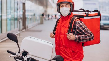 motoboy com mochila e moto para entrega
