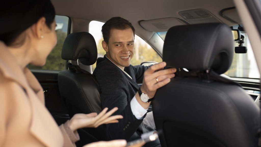 Passageira feliz com viagem de Uber conversando com motorista